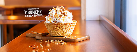 2025_Saisonbecher_CrunchyCaramel-Kuh_Waffel_WebSlider.jpg